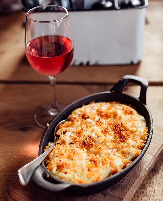 Rosé and mac 'n' cheese, the Friday lunch of champions!