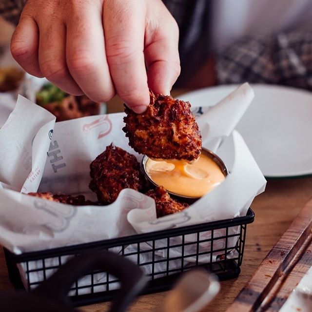 These cauliflower bites are cheesy, crispy and highly addictive  Swipe to watch them get saucy